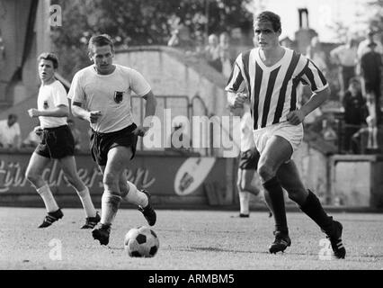 Fußball, Regionalliga West, 1966/1967, Stadion bin Uhlenkrug in Essen, ETB Schwarz Weiss Essen vs. Eintracht Duisburg 2:0, Szene des Spiels, v.l.n.r.: zwei Duisburger Spieler Manfred Kaufmann (ETB) Stockfoto