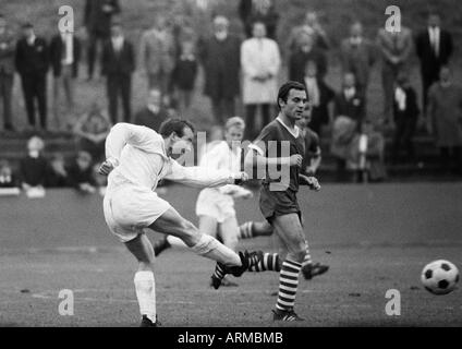 Fußball, Regionalliga West, 1966/1967, Stadion am Schloss Struenkede Herne, Westfalia Herne gegen Preussen Münster 3:0, Szene des Spiels, v.l.n.r.: Engelbert Boerger (Münster), Dieter Reh (Münster), ein Herne-Spieler Stockfoto