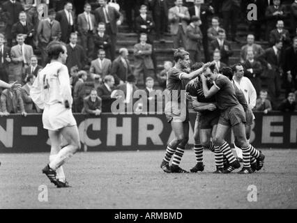 Fußball, Regionalliga West, 1966/1967, Stadion am Schloss Struenkede Herne, Westfalia Herne gegen Preussen Münster 3:0, Szene des Spiels, Ziel, Herne, v.l.n.r.: Engelbert Boerger (Münster, 4), Jubel Herne Spieler Hermann Lulka (Münster) Stockfoto