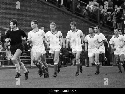 Fußball, Regionalliga West, 1966/1967, Stadion der Castroper Straße in Bochum, VfL Bochum gegen Arminia Bielefeld 0:0, das Bochumer Team kommt im Stadion, Team Kapitän Keeper Horst Christopeit, hinter Gerd Wiesemes, Heinz Hermani, Günther Gross, Stockfoto