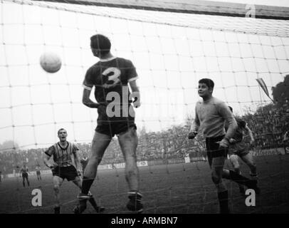 Fußball, Regionalliga West, 1966/1967, Westfalia Herne vs. Alemannia Aachen 0:0, Stadion bin Schloss Struenkede Herne, Szene des Spiels, Abstand von einem Herne-Spieler (3), verließ Erwin Hermandung (Aachen), rechts Keeper Wolfgang Scheid (Herne) Stockfoto