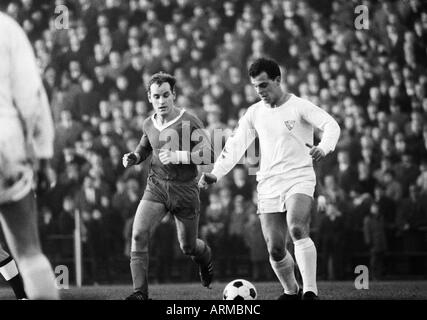 Fußball, Regionalliga West, 1966/1967, VfL Bochum vs. Westfalia Herne 1:0, Stadion an der Castroper Straße in Bochum, Szene des Spiels, Duell zwischen einem Herne Spieler und Werner Jablonski (VfL) rechts Stockfoto