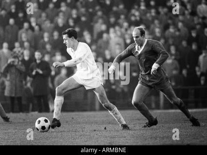 Fußball, Regionalliga West, 1966/1967, VfL Bochum vs. Westfalia Herne 1:0, Stadion an der Castroper Straße in Bochum, Szene des Spiels, Duell zwischen Dieter Vogel (VfL) links und ein Herne-Spieler Stockfoto