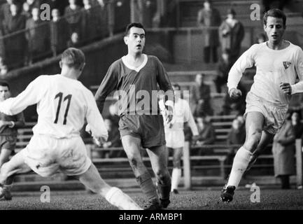 Fußball, Regionalliga West, 1966/1967, VfL Bochum vs. Westfalia Herne 1:0, Stadion an der Castroper Straße in Bochum, Szene des Spiels, v.l.n.r.: Hans Grieger (VfL, 11), Guenter Graetsch (Herne), Günther Gross (VfL) Stockfoto