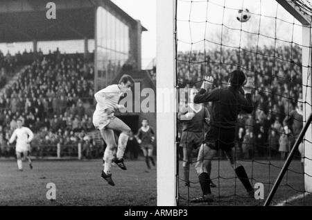 Fußball, Regionalliga West, 1966/1967, VfL Bochum vs. Westfalia Herne 1:0, Stadion an der Castroper Straße in Bochum, Szene des Spiels, Header von Günter Gross (VfL) links verfehlt das Ziel Herne, besteht keine Notwendigkeit für Torhüter Wolfgang Scheid (er handeln Stockfoto