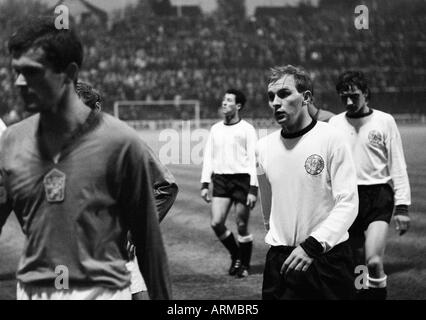 internationale Junior Fußballspiel, 1967, Boekelberg Stadion in Mönchengladbach, Deutschland gegen CSSR 3:1, Fußballspieler, v.l.n.r.: ein Spieler der CSSR, Herwart Koppenhoefer (DEU), Horst Koeppel (DEU), ein deutscher Spieler Stockfoto