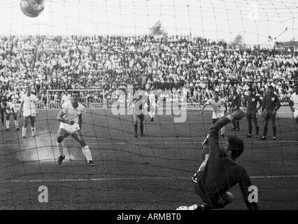 Fußball, freundliche Spiel, 1967, Boekelberg Stadion in Mönchengladbach, Borussia Moenchengladbach gegen FC Fulham 4:1, Szene des Spiels, foul Elfmetertor, Gladbach durch Egon Milder (MG), links, der Hüter des Fulham (rechts) ist chancenlos Stockfoto