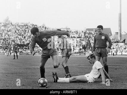 Fußball, freundliche Spiel, 1967, Boekelberg Stadion in Mönchengladbach, Borussia Moenchengladbach gegen FC Fulham 4:1, Szene des Spiels, v.l.n.r. Allan Clarke (Fulham), ein Fulham-Spieler (überdacht), Günter Netzer (MG), Stan Brown (Fulham) Stockfoto