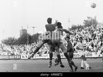 Fußball, freundliche Spiel, 1967, Boekelberg Stadion in Mönchengladbach, Borussia Moenchengladbach gegen FC Fulham 4:1, Szene des Spiels, v.l.n.r.: der Hüter des Fulham, ein Gladbacher Spieler (überdacht), einen Fulham-Spieler (4), Stan Brown (Fulham), Klaus Winkler Stockfoto