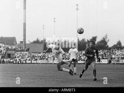 Fußball, freundliche Spiel, 1967, Boekelberg Stadion in Mönchengladbach, Borussia Moenchengladbach gegen FC Fulham 4:1, Szene des Spiels, Kopfball von Herbert Wimmer (MG) links, in der Mitte Klaus Winkler (MG), rechts Barry Mealand (Fulham) Stockfoto