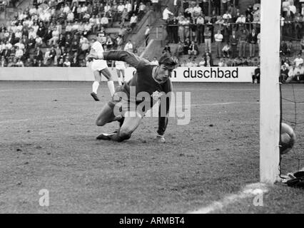 Fußball, Freundschaftsspiel, 1967, Boekelberg Stadion in Mönchengladbach, Borussia Moenchengladbach gegen FC Fulham 4:1, Szene des Spiels, Ziel, Gladbach, der Fulham-Keeper kümmert sich um den Ball links hinter Peter Dietrich (MG) Stockfoto