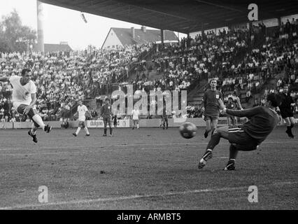 Fußball, Spiel, 1967, Boekelberg Stadion in Mönchengladbach, Borussia Mönchengladbach gegen FC Fulham 4:1, Szene des Spiels, Peter Meyer (MG) linken Schüsse aufs Tor, den Fulham-Keeper hinter ihm ein Fulham-Spieler recht freundlich Stockfoto