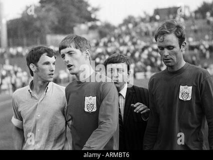 Fußball, Spiel, 1967, Boekelberg Stadion in Mönchengladbach, Borussia Moenchengladbach gegen FC Fulham 4:1, Fußballspieler verlassen die Tonhöhe, Allan Clarke (Fulham) 2.v.l. und John Dempsey (Fulham) recht freundlich sind frustriert Stockfoto