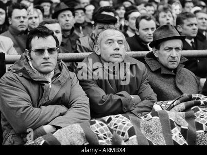 Fußball, Bundesliga, 1968/1969, FC Schalke 04 gegen Kickers Offenbach 3:0, Glueckaufkampfbahn-Stadion in Gelsenkirchen, Besucher aus Borussia Moenchengladbach, v.l.n.r.: Masseur Charly Lager Trainer Hennes Weisweiler, Manager Helmut Grashoff Stockfoto