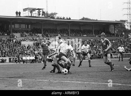 Fußball, Regionalliga 1968/1969, Förderung Spiel zur Bundesliga 1969/1970, Rot-Weiss Oberhausen gegen Hertha Zehlendorf 1:0, Niederrhein-Stadion in Oberhausen, Szene des Spiels, v.l.n.r.: Klaus Zacharias (Berlin), Hans Guenter Schimmoeller (Berlin), Stockfoto