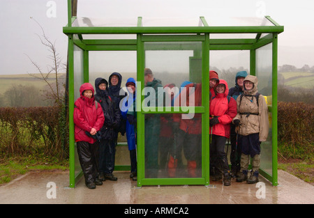 Wanderer, schützt vor Wind und Regen am Neujahrstag in der Wartehalle auf A470 Straße Libanus in den Brecon Beacons Stockfoto