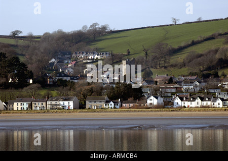 Das Dorf von Llansteffan Carmartheshire West Wales UK über die Mündung des Flusses Towy angesehen Stockfoto