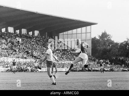 Fußball, Regionalliga 1968/1969, Förderung entsprechen bis Bundesliga 1969/1970, Rot-Weiss Essen gegen Tasmania 1900 Berlin 3:1, Stadion eine der Hafenstrasse in Essen, Szene des Spiels, Header von Günter Fuerhoff (RWE), links zwei Berlin-Spieler Stockfoto