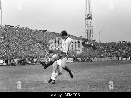 Fußball, Regionalliga 1968/1969, Förderung bis Bundesliga 1969/1970, Rot-Weiss Essen vs. VfL Osnabrück 3:1, Stadion eine der Hafenstrasse in Essen, Szene des Spiels übereinstimmen, Duell zwischen Karl Heinz Diehl (Osnabrück) links und Wolfgang Rausch (RWE) Stockfoto