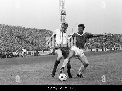 Fußball, Regionalliga 1968/1969, Förderung bis Bundesliga 1969/1970, Rot-Weiss Essen vs. VfL Osnabrück 3:1, Stadion eine der Hafenstrasse in Essen, Szene des Spiels übereinstimmen, Duell zwischen Heinz Stauvermann (RWE) links und Herbert Schroeder (Osnabrück Stockfoto