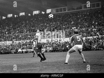 Fußball, Regionalliga 1968/1969, Förderung entsprechen bis Bundesliga 1969/1970, Rot-Weiss Essen vs. VfL Osnabrück 3:1, Stadion eine der Hafenstrasse in Essen, Szene des Spiels, Willi Lippens (RWE) Mitte, rechts Friedhelm Holtgrave (Osnabrück, 5) Stockfoto