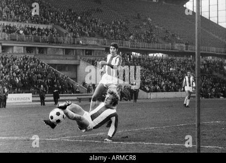 Fußball, DFB-Pokal, achte Finale, 1970/1971, Wedau Stadion Duisburg, MSV Duisburg gegen Tasmania 1900 Berlin 2:0, Szene des Spiels, Freigabe durch Franz Emans (Berlin) Stockfoto