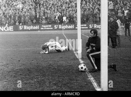 Fußball, DFB-Pokal, achte Finale, 1970/1971, Wedau Stadion Duisburg, MSV Duisburg gegen Tasmania 1900 Berlin 2:0, Szene des Spiels, Ziel, Duisburg, ein Berliner Spieler auf Grund gelaufen und Keeper Horst Grunenberg (Berlin) sind frustriert Stockfoto