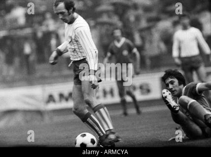 Fußball, Regionalliga West, 1973/1974, Niederrhein-Stadion in Oberhausen, Rot-Weiss Oberhausen vs. Sportfreunde Siegen 3:1, Szene des Spiels, Manfred Richter (Siegen) links und Akteur Oberhausen Stockfoto