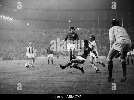 Fußball, European Cup Winners Cup, Achter final-Hinspiel, 1973/1974, Borussia Moenchengladbach gegen Glasgow Rangers 3:0, Boekelberg Stadion in Mönchengladbach, Szene des Spiels, Bernd Rupp (MG) links, Herbert Wimmer (MG) 2.f.r., Torwart Peter McLoy Stockfoto