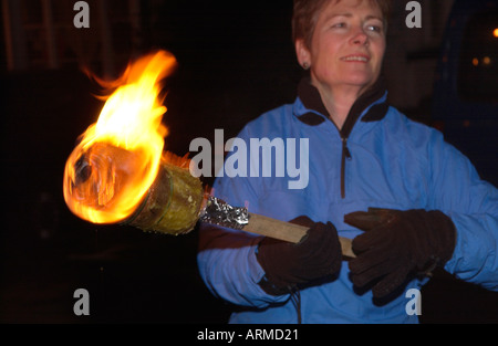 Brennende Fackel Licht Prozession auf den Straßen von Llanwrtyd Wells Powys Mid Wales UK an Silvester Stockfoto