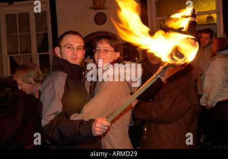 Brennende Fackel Licht Prozession auf den Straßen von Llanwrtyd Wells Powys Mid Wales UK an Silvester Stockfoto