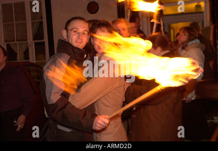 Brennende Fackel Licht Prozession auf den Straßen von Llanwrtyd Wells Powys Mid Wales UK an Silvester Stockfoto