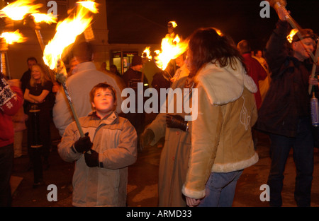 Brennende Fackel Licht Prozession auf den Straßen von Llanwrtyd Wells Powys Mid Wales UK an Silvester Stockfoto