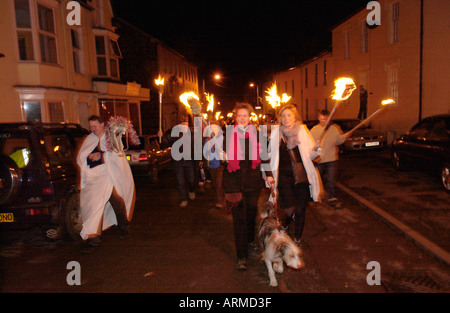 Brennende Fackel Licht Prozession auf den Straßen von Llanwrtyd Wells Powys Mid Wales UK an Silvester Stockfoto