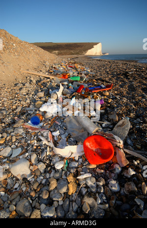 Müll und Abfall übersät ist, am Strand bei Ebbe Stockfoto