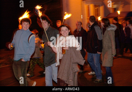 Brennende Fackel Licht Prozession auf den Straßen von Llanwrtyd Wells Powys Mid Wales UK an Silvester Stockfoto