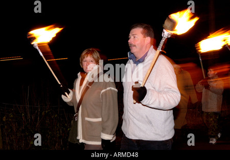 Brennende Fackel Licht Prozession auf den Straßen von Llanwrtyd Wells Powys Mid Wales UK an Silvester Stockfoto