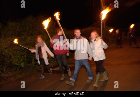 Brennende Fackel Licht Prozession auf den Straßen von Llanwrtyd Wells Powys Mid Wales UK an Silvester Stockfoto