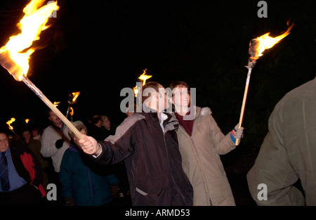 Brennende Fackel Licht Prozession auf den Straßen von Llanwrtyd Wells Powys Mid Wales UK an Silvester Stockfoto