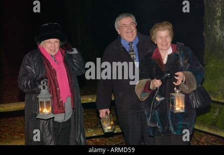 New Years Eve Taschenlampe gehen auf den Straßen von Llanwrtyd Wells Powys Mid Wales UK Stockfoto