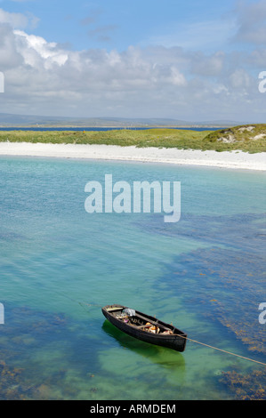 Angelboot/Fischerboot bei Hunden Bay, Connemara, County Galway, Connacht, Republik Irland (Eire), Europa Stockfoto