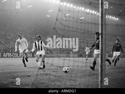 Fußball, European Cup Winners Cup, Achter final-Hinspiel, 1973/1974, Borussia Moenchengladbach gegen Glasgow Rangers 3:0, Boekelberg Stadion in Mönchengladbach, Szene des Spiels, Ziel 1:0 für Gladbach, v.l.n.r.: Torwart Peter McLoy (Glasgow), Ziel-Sco Stockfoto