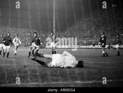 Fußball, European Cup Winners Cup, Achter final-Hinspiel, 1973/1974, Borussia Moenchengladbach gegen Glasgow Rangers 3:0, Boekelberg Stadion in Mönchengladbach, Szene des Spiels, Jupp Heynckes (MG) 3.v.l.), Torhüter Peter McLoy (Glasgow) auf Grund gelaufen, Beh Stockfoto