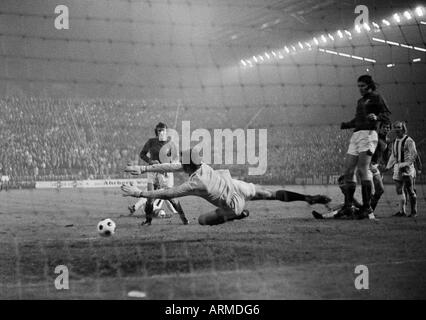 Fußball, European Cup Winners Cup, Achter final-Hinspiel, 1973/1974, Borussia Moenchengladbach gegen Glasgow Rangers 3:0, Boekelberg Stadion in Mönchengladbach, Szene des Spiels, Torwart Peter McLoy (Glasgow), Jupp Heynckes (MG) auf Grund gelaufen, Bernd Rupp Stockfoto