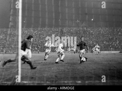 Fußball, European Cup Winners Cup, Achter final-Hinspiel, 1973/1974, Borussia Moenchengladbach gegen Glasgow Rangers 3:0, Boekelberg Stadion in Mönchengladbach, Szene des Spiels, 3:0-Tor für die Gladbacher von Bernd Rupp (MG) 3.f.l., Horst Koeppel (MG) 2. Stockfoto