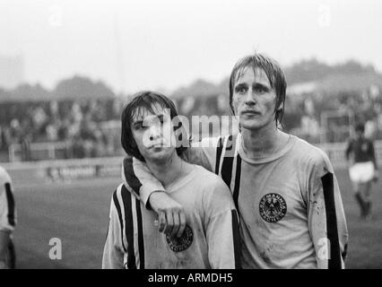 Fußball, Regionalliga West, 1973/1974, Niederrhein-Stadion in Oberhausen, Rot-Weiss Oberhausen vs. Alemannia Aachen 3:2, Fußball Spieler verlassen das Spielfeld, Helmut Schuett (Aachen), links rechts Peter Stollwerk (Aachen) Stockfoto