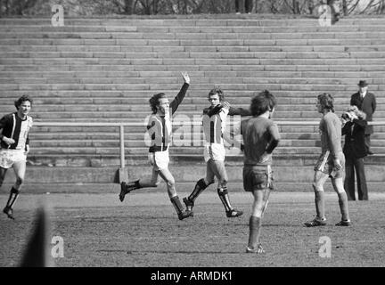 Fußball, Regionalliga West, 1973/1974, Eintracht Gelsenkirchen im Vergleich zu 1. FC Mülheim 4:2, verklagt Stadion Gelsenkirchen, jubeln Mülheim Spieler auf das Ziel 1:1 Ausgleichstreffer, v.l.n.r. Heiner Pottgiesser (Mülheim), Torschütze Herbert Bals (Mülheim), Holger Stockfoto