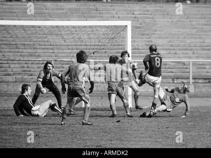 Fußball, Regionalliga West, 1973/1974, Eintracht Gelsenkirchen im Vergleich zu 1. FC Mülheim 4:2, verklagt Stadion Gelsenkirchen, Szene des Spiels, v.l.n.r.: Holger Osieck (Mülheim), Keeper Bernd Becker (Gele), drei Gelsenkirchen-Spieler Heiko Mertes (Mülheim, Stockfoto