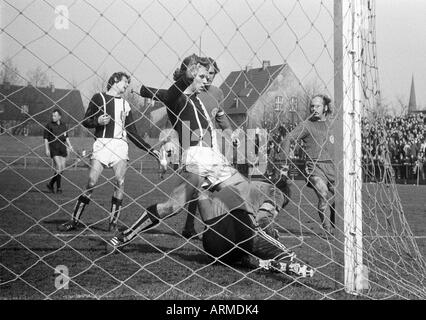 Fußball, Regionalliga West, 1973/1974, Eintracht Gelsenkirchen im Vergleich zu 1. FC Mülheim 4:2, verklagt Stadion Gelsenkirchen, Szene des Spiels, v.l.n.r.: Schiedsrichter Horst Bonacker aus Quadrath-Ichendorf (Bergheim), Heiner Pottgiesser (Mülheim), Holger Osieck (Mu Stockfoto