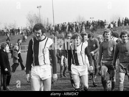 Fußball, Regionalliga West, 1973/1974, Eintracht Gelsenkirchen im Vergleich zu 1. FC Mülheim 4:2, verklagt Stadion Gelsenkirchen, Fußball Spieler verlassen das Spielfeld, v.l.n.r.: Peter Nover (Mülheim), Heiko Mertes (Mülheim), Wilfried Schlimm (Mülheim), Hans Zinkann (M Stockfoto